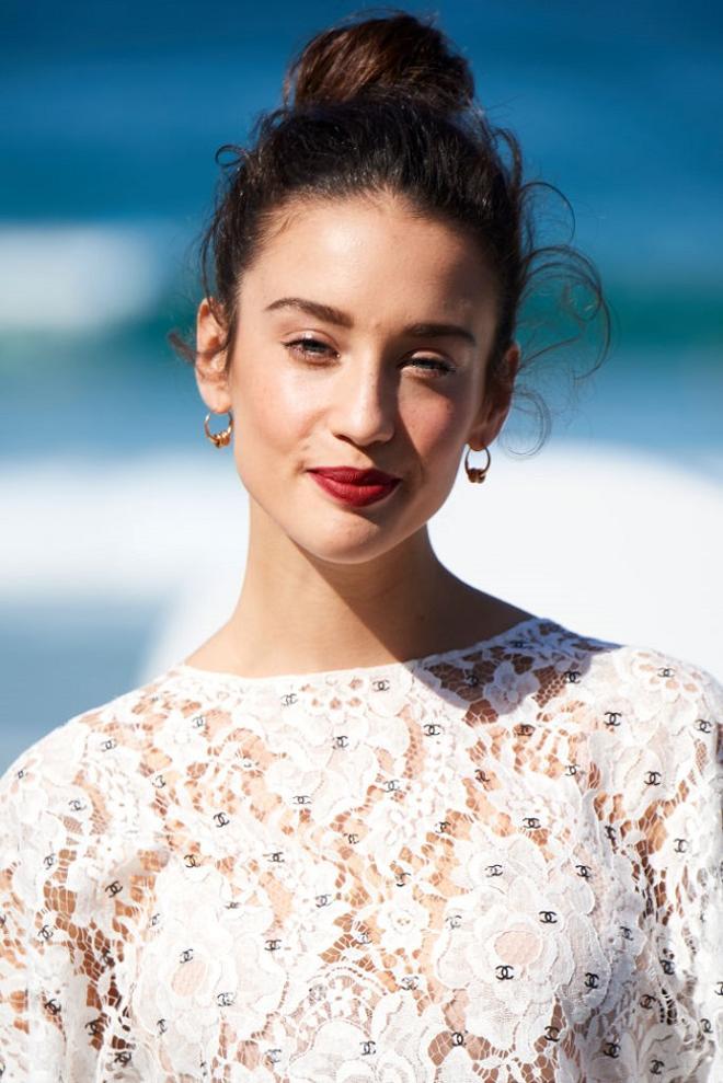 'Beauty look' de María Pedraza, con maquillaje de Chanel y moño para chicas con pelo rizado, en el Festival de Cine de San Sebastián