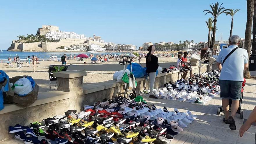 Comerciantes locales y ‘manteros’ compartieron espacio en el paseo marítimo de Peñíscola, apenas separados por 300 metros.