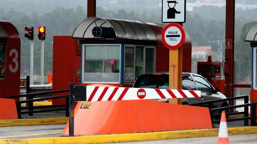 Vista del peaje de Redondela cuya barrera rompió el vehículo fugado // FARO