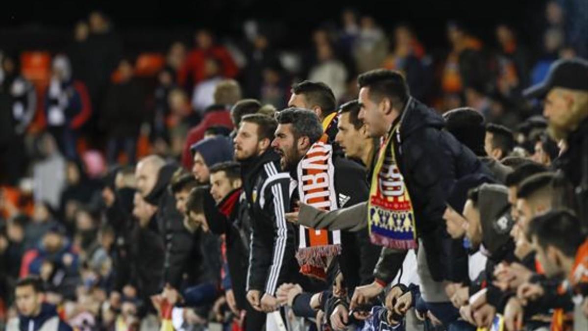 Aficionados del Valencia, durante el partido de Copa contra el Barça.