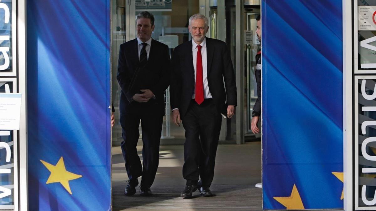 Jeremy Corbyn, líder de los laboristas (derecha), en Bruselas.