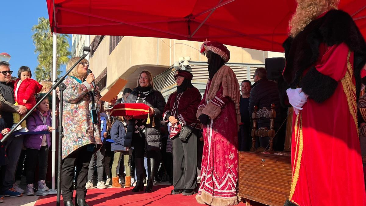 La alcaldesa de Santa Pola ha entregado a los Reyes Magos las llaves de Santa Pola