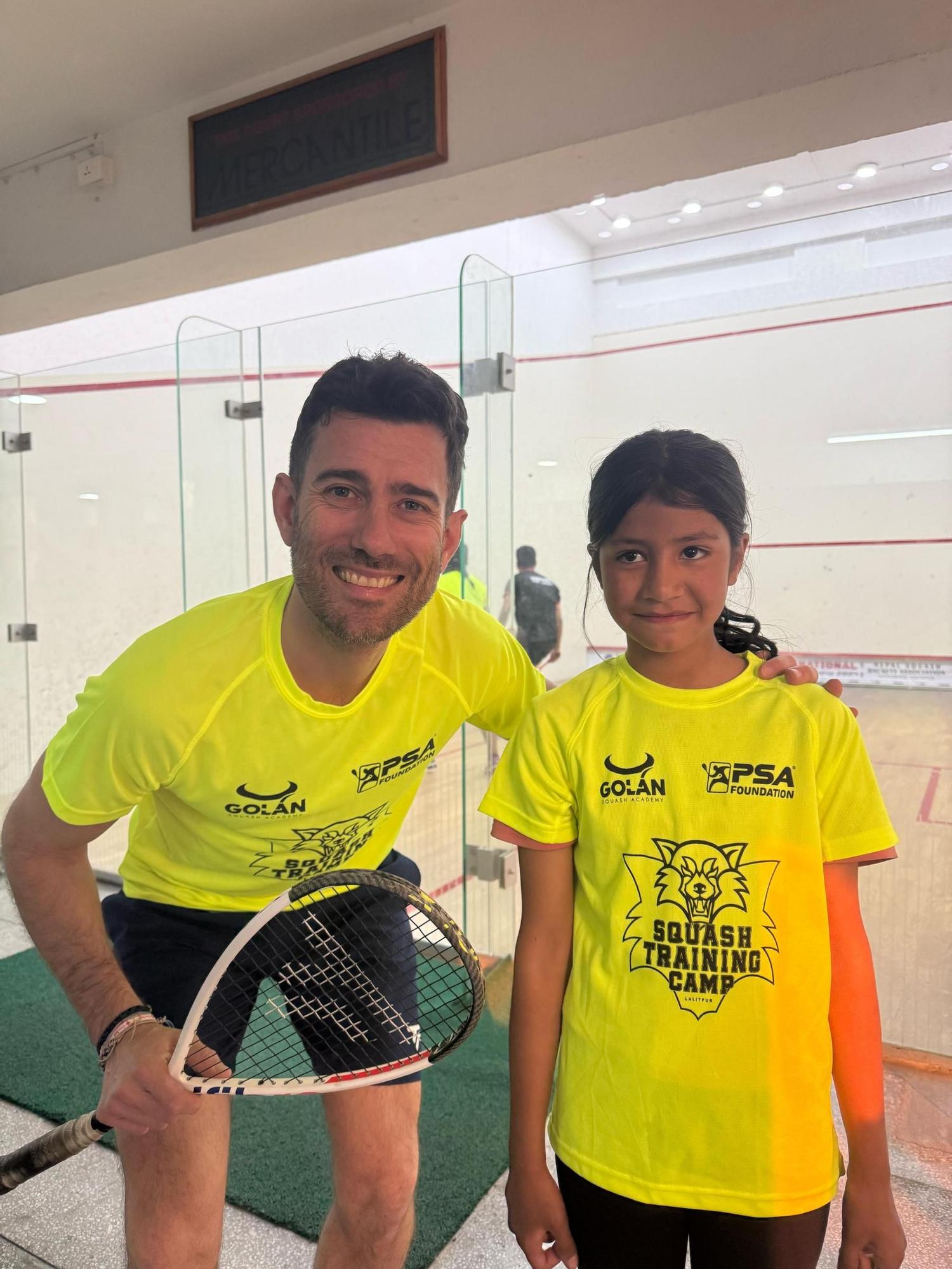 Borja Golán en Katmandú, donde está impartiendo clases de squash a jóvenes con pocos recursos de la mano de SOS Nepal