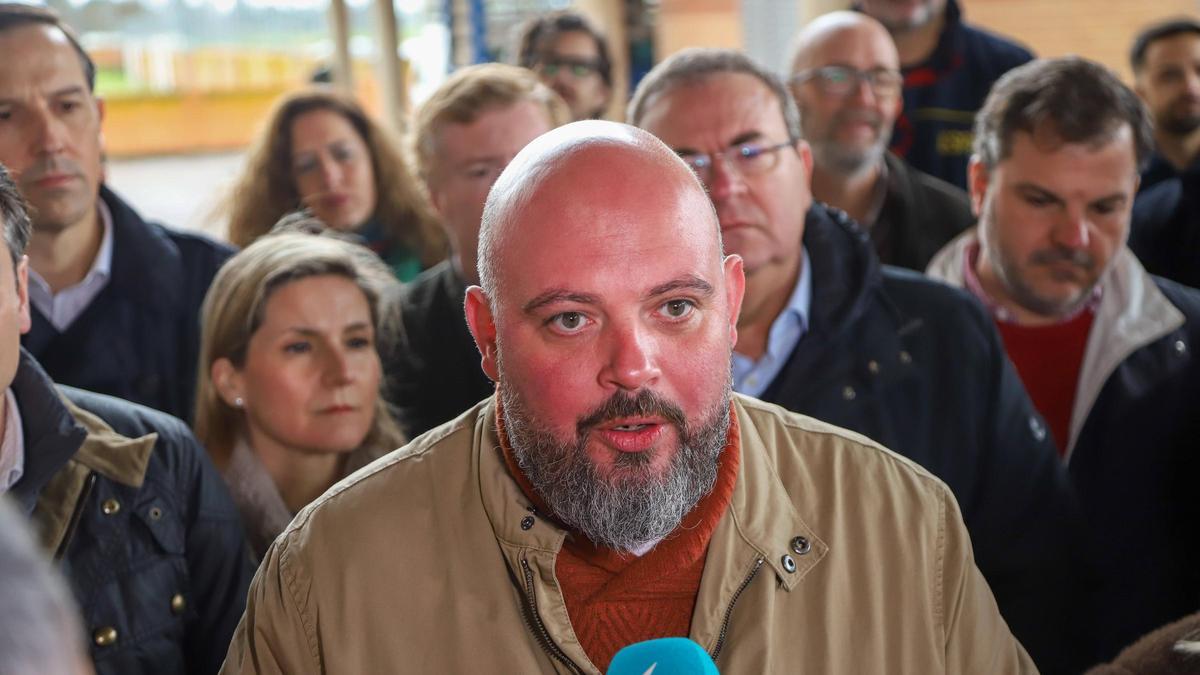 Manuel Naharro, presidente del PP de Badajoz, atiende a los medios de comunicación antes de la movilización para pedir la A-83.