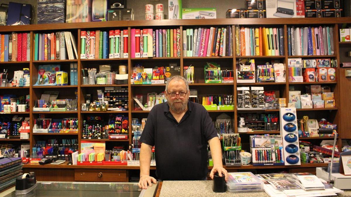 José Luis Paule en su librería.