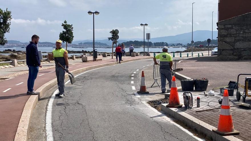 Los operarios en el paseo de Lordelo, ayer.