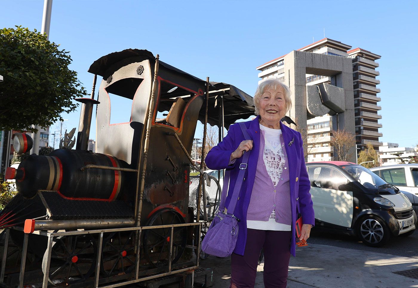 María Xosé Queizán junto a un puesto de castañas asadas en Praza de América