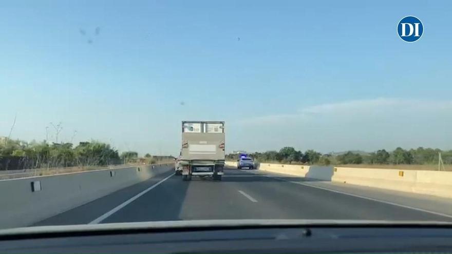 Una moto arde en la carretera de Santa Eulària a Ibiza y provoca retenciones