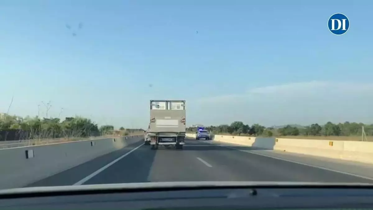 Una moto arde en la carretera de Santa Eulària a Ibiza y provoca retenciones
