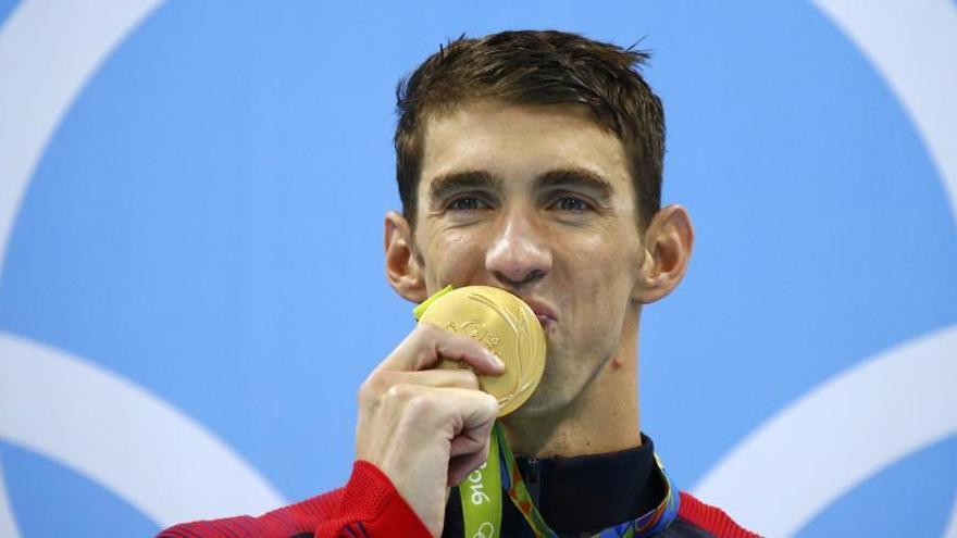 Phelps es penja dues medalles d&#039;or més en mitja hora