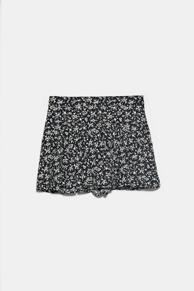 Bermudas de tiro alto de Zara con estampado floral que parecen una minifalda