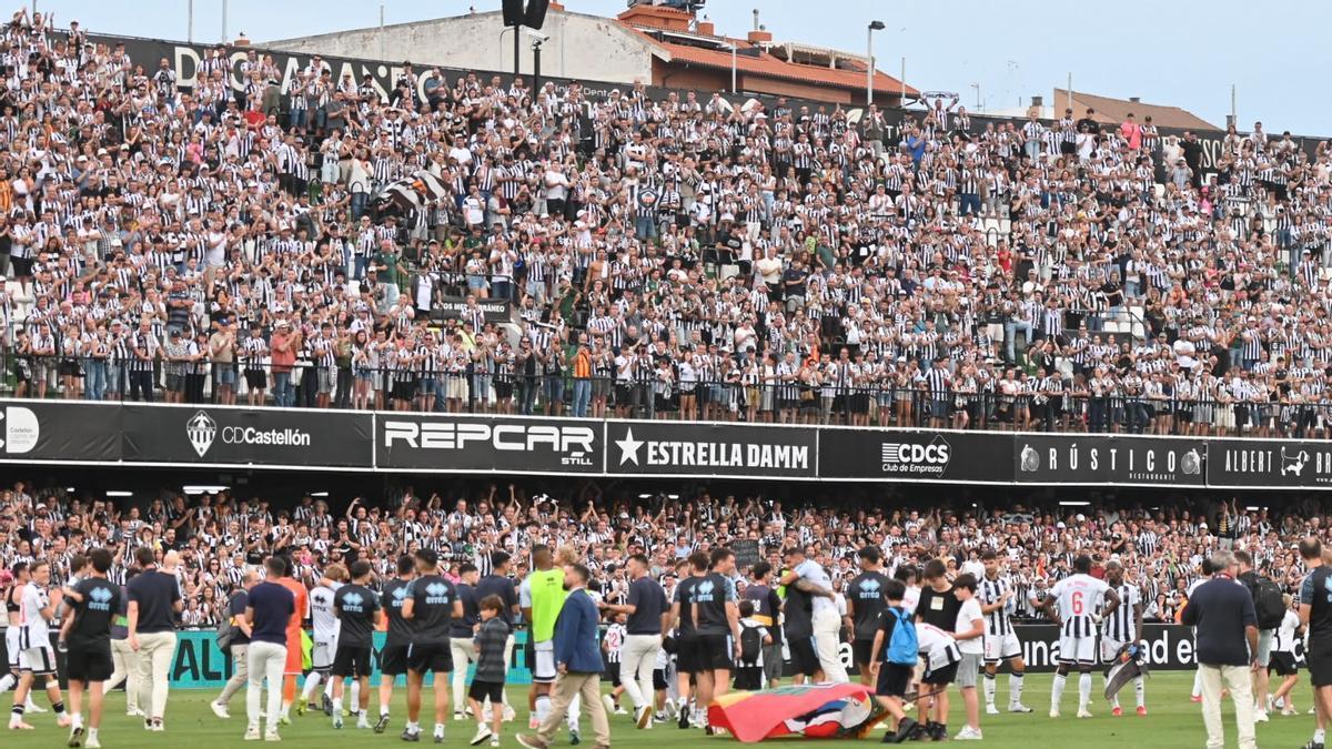 Vídeo | El espontáneo que invadió el SkyFi Castalia tras la clasificación del Castellón al 'play-off'... con un final insólito