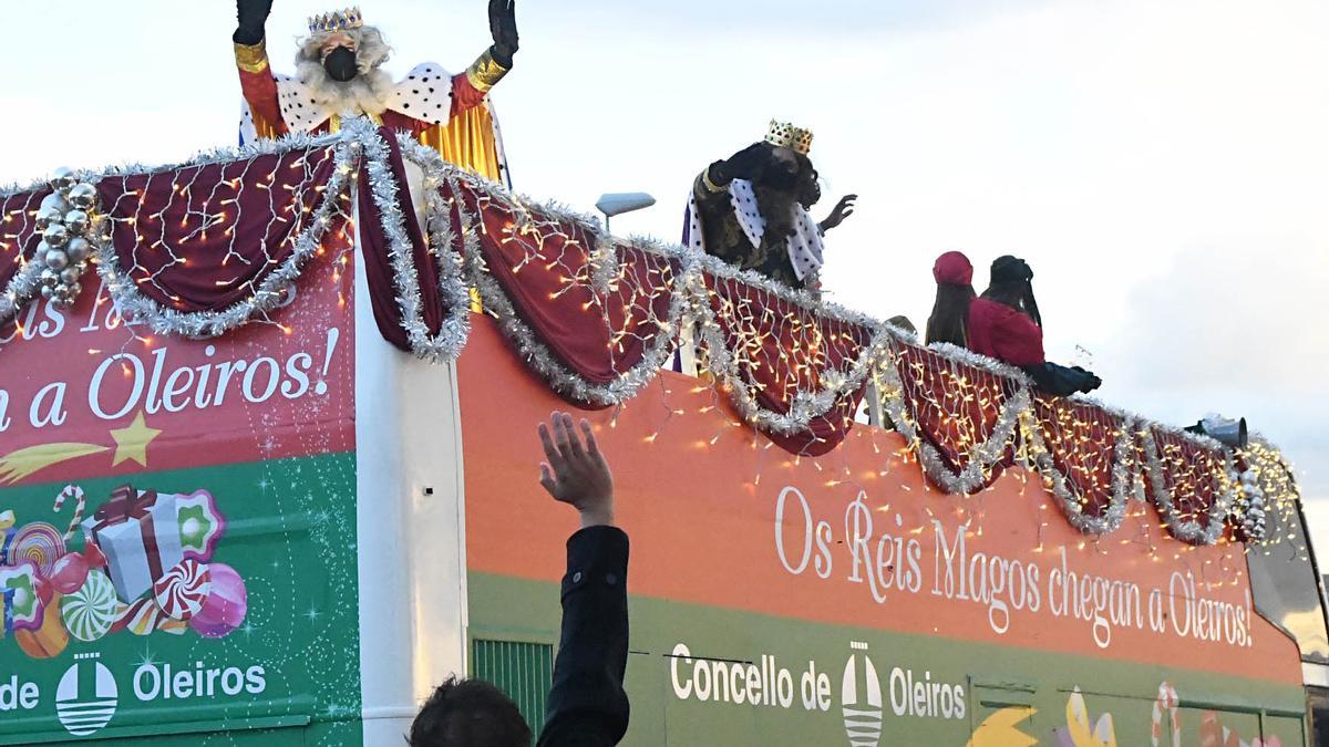 Los Reyes Magos, en su recorrido por Oleiros durante una cabalgata.