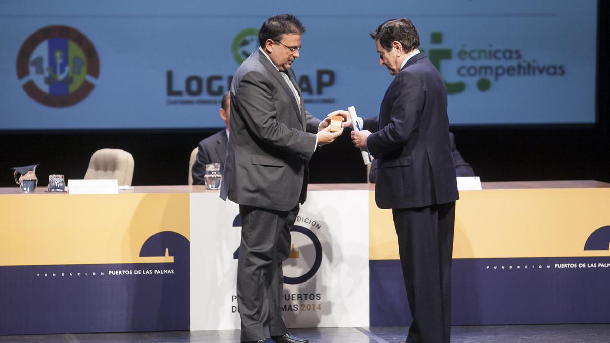 Luis Delgado Lállermand recibe el premio Puertos de Las Palmas