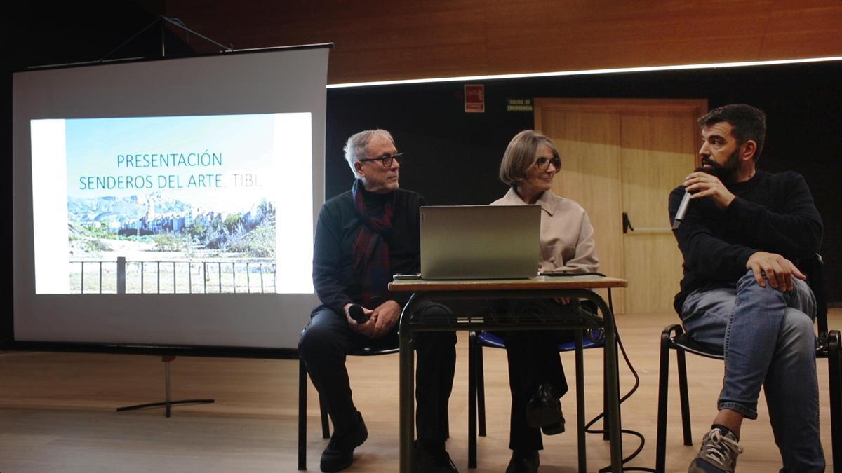 Eduardo Lastres y Guillermina Perales, con el alcalde de Tibi en la presentación del proyecto