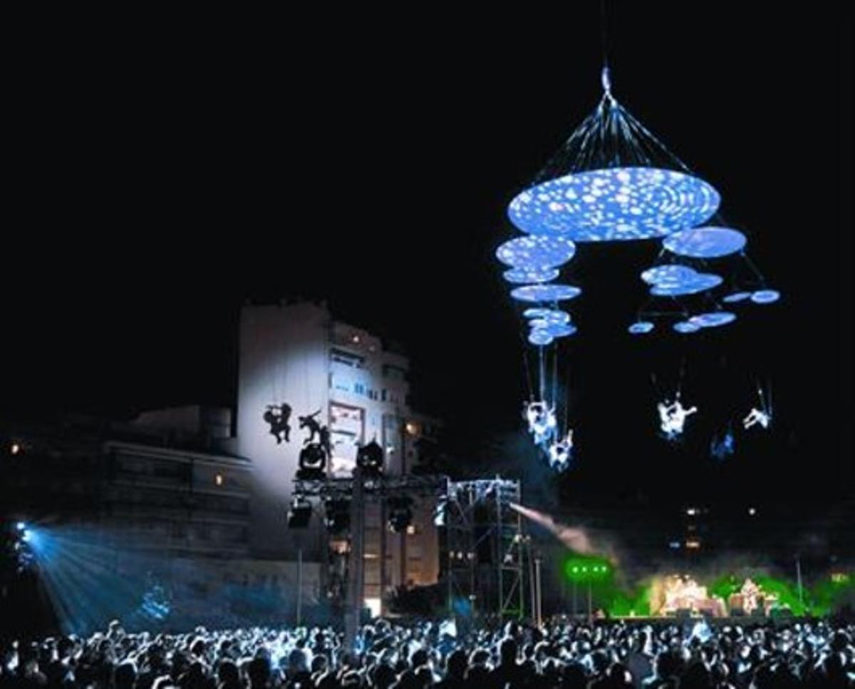 A l’esquerra, un actor de Kamchatka, ahir amb una espectadora. A la dreta, una imatge de la impactant inauguració d’ahir a la nit, a càrrec de la companyia Voala Project.