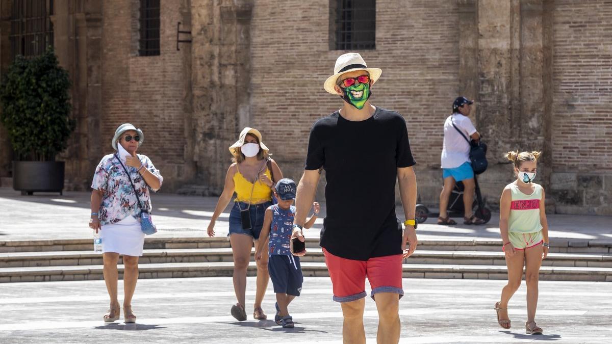 Turistas en el centro de València, este verano.