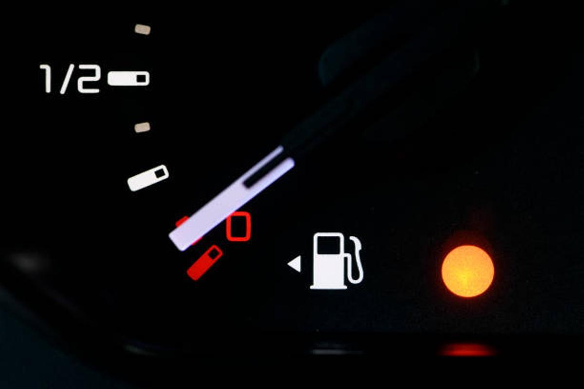 Coche con el testigo de la gasolina encendido