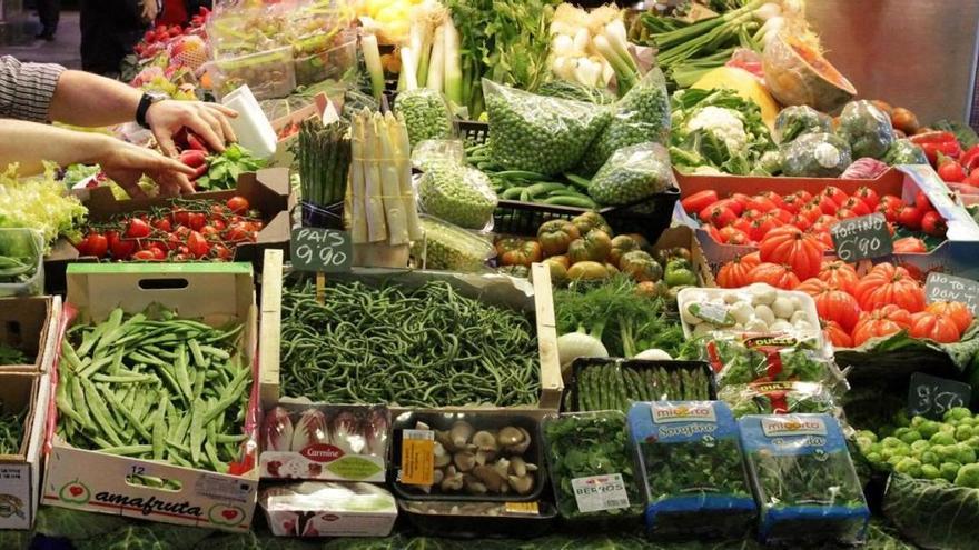 Parada de frutas y verduras en el mercado de la Boquería de Barcelona