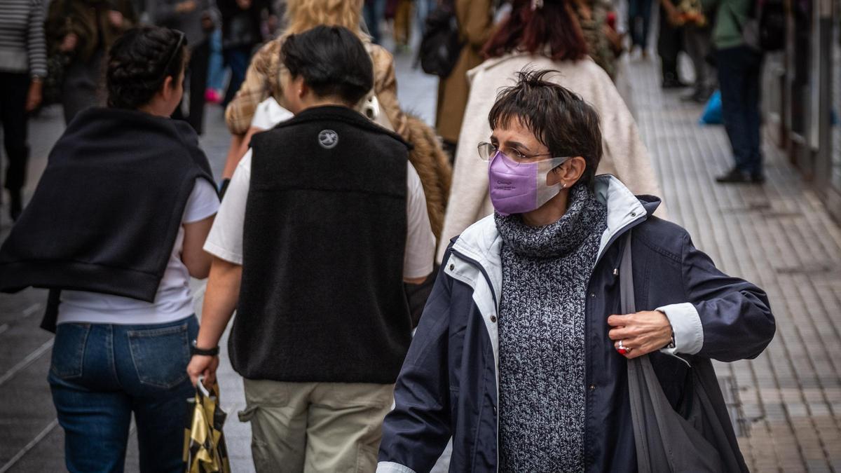 Una mujer pasea con su mascarilla por el centro de Santa Cruz.