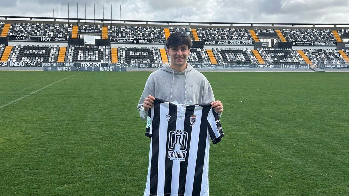 Adrián Moyano posa con la camiseta blanquinegra en el césped del Nuevo Vivero.