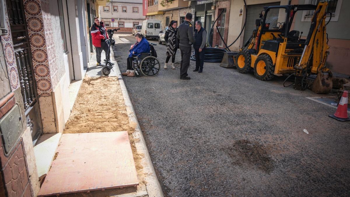 Los vecinos no pueden transitar por las aceras de la barriada.