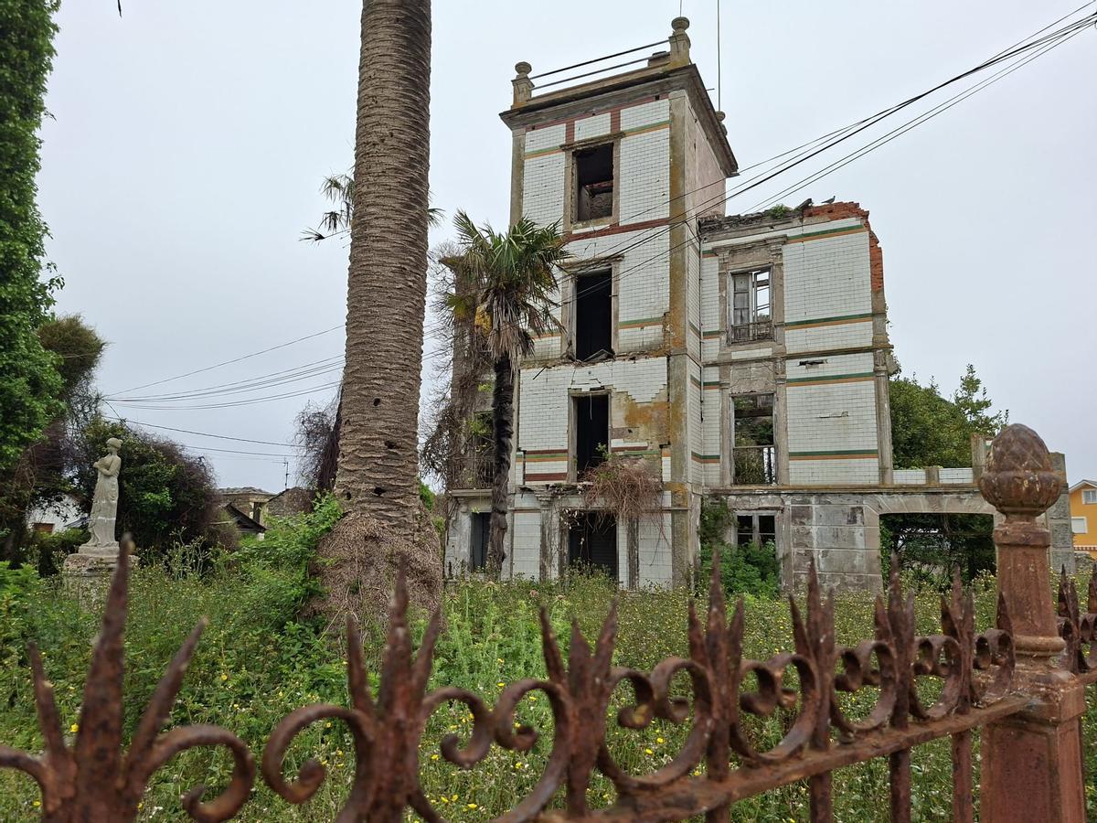 En imágenes: Estado actual de la Torre de Valdepares, en El Franco