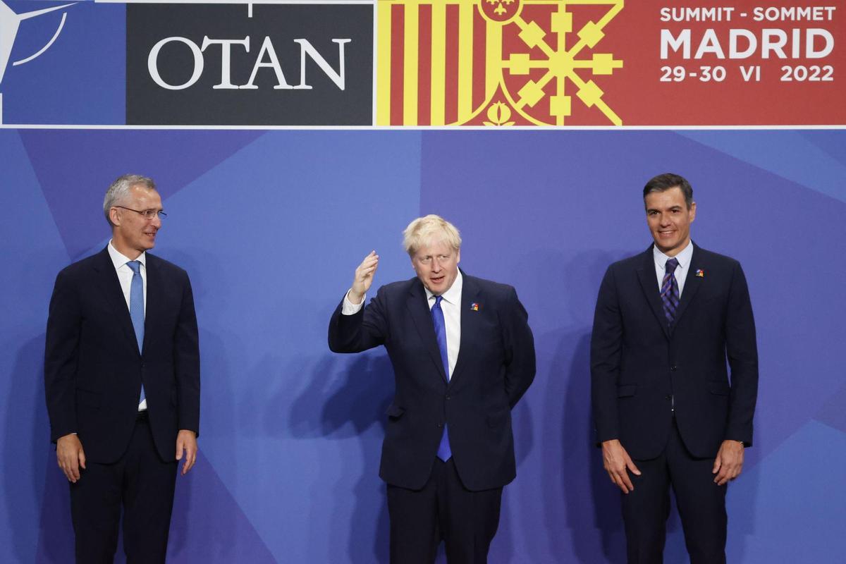 MADRID, 29/06/2022.- El presidente del Gobierno, Pedro Sánchez (d) junto con el secretario general de la OTAN, Jens Stoltenberg (i), y el primer ministro del Reino Unido, Boris Johnson (c), posan para la foto oficial durante la primera jornada de la cumbre de la OTAN que se celebra este miércoles en el recinto de Ifema, en Madrid. EFE/Brais Lorenzo