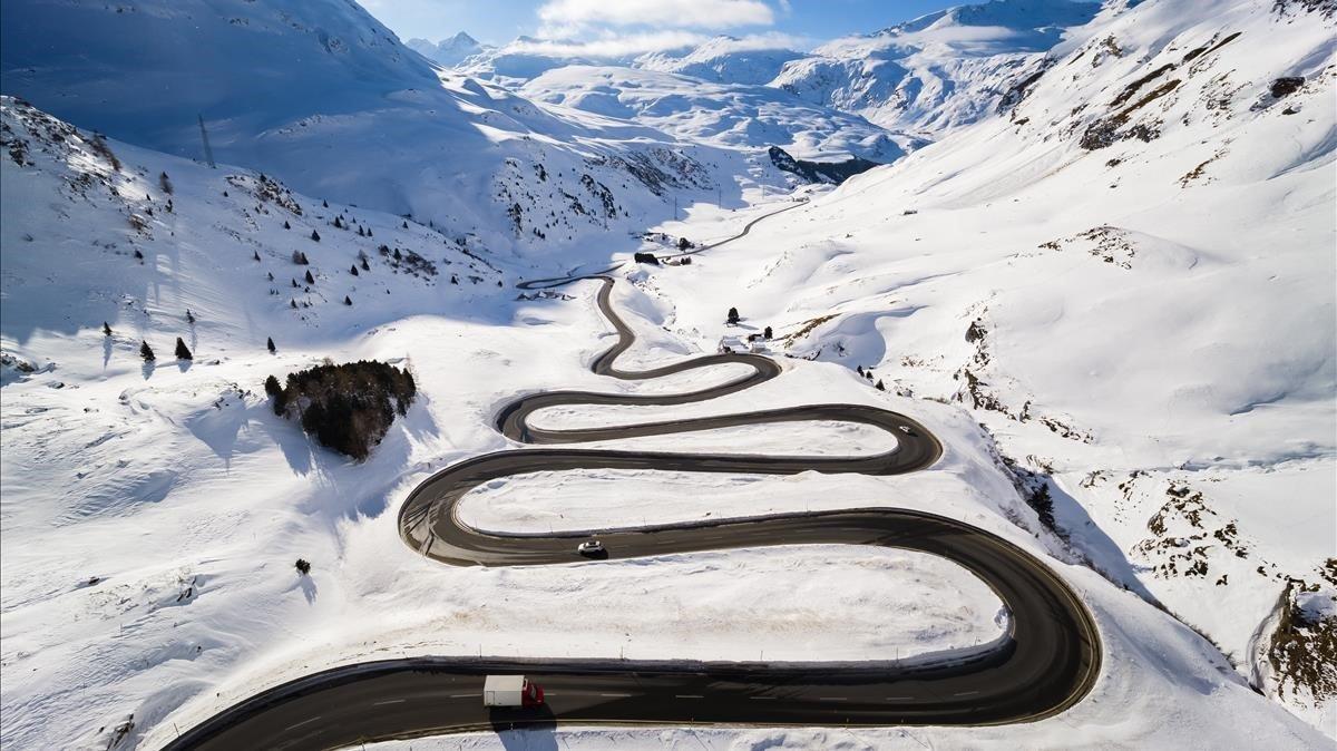 Carretera con curvas sinuosas que conducen a Julierpass y conecta el valle de Engadin con el resto del cantón de Graubuenden en Suiza