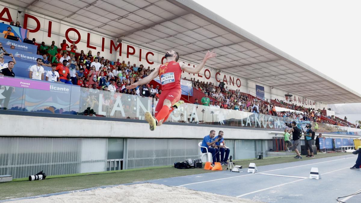 Eusebio Cáceres en pleno salto