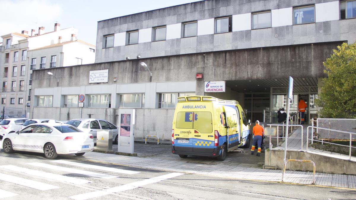 Una ambulancia delante del centro de salud lalinense.