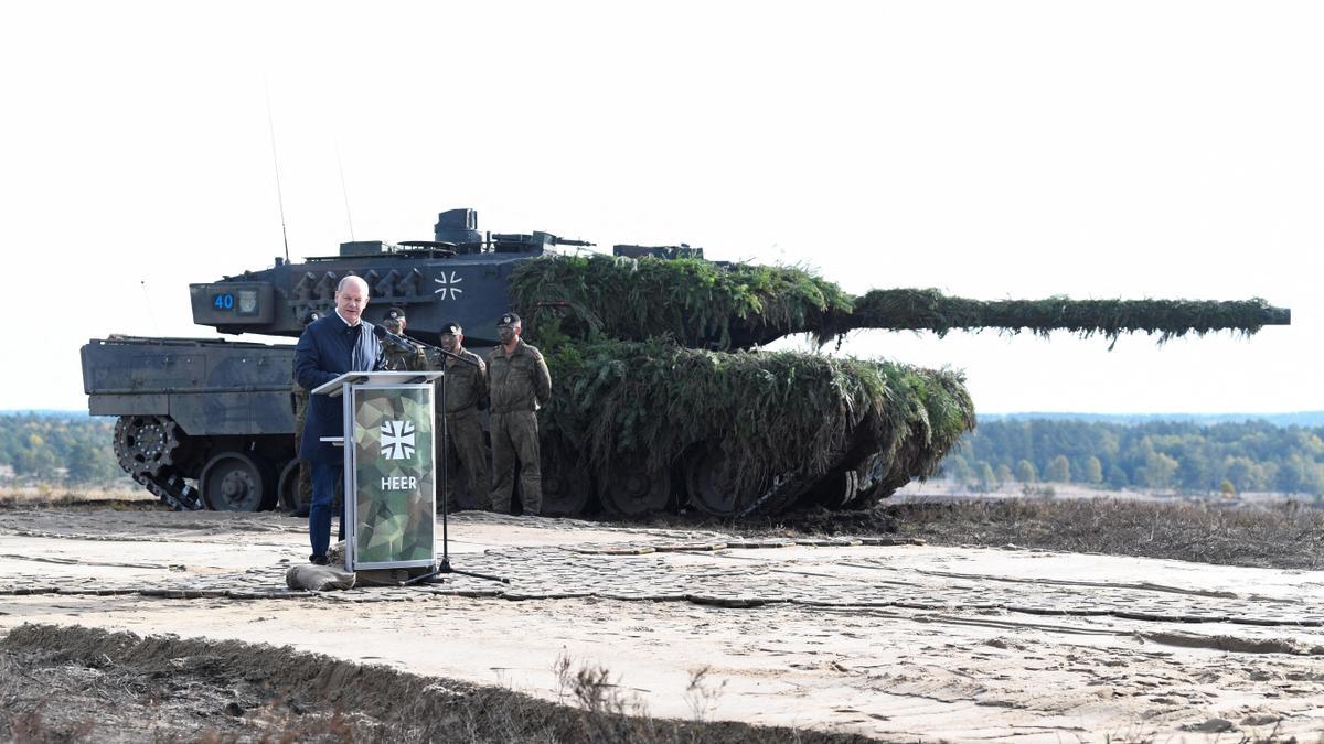 El canciller alemán, Olaf Scholz. junto a un tanque Leopard 2, en una imagen de archivo.