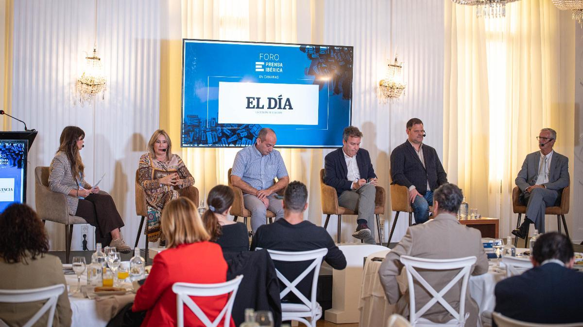 La periodista de EL DÍA, Verónica Pavés, durante la mesa redonda en la que participaron, de izquierda a derecha, la directora general de Dependencia, Dulce Gutiérrez; el secretario de Fasican, Rony Ramos; el vicepresidente de EAPN-Canarias, Fernando Rodríguez; el director de la ONCE en Santa Cruz de Tenerife, Miguel Ángel Déniz; y el presidente provincial de Cruz Roja en Santa Cruz de Tenerife, Heliodoro González.