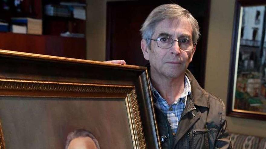 El pintor Marcial Ortiz posa con el retrato de Castro-Rial.