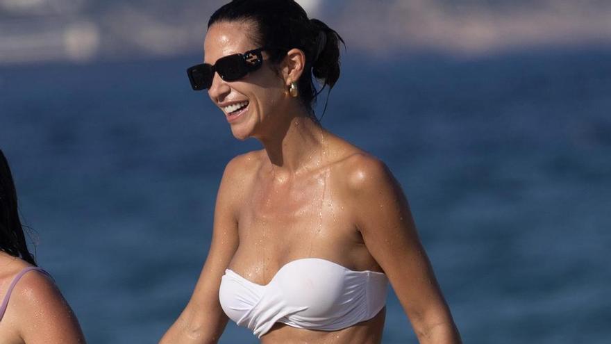 Tamara Gorro, feliz en la playa de Ibiza con sus amigos