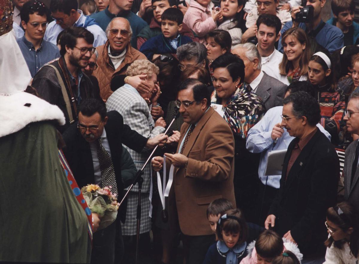 Joaquim Nadal i Maria Carme Ribas, entre altres persones, durant el bateig dels gegants de Girona, l'any 1993 a la plaça del Vi.