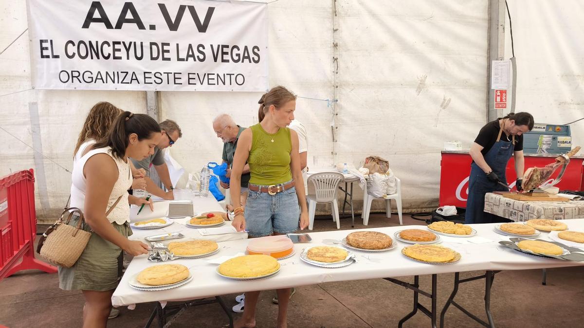 Las Vegas pone el broche de oro a sus fiestas con un exitoso concurso de tortillas