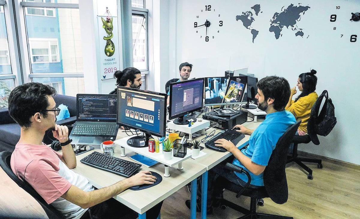 Equipo de una empresa de videojuegos instalada en la ZEC.