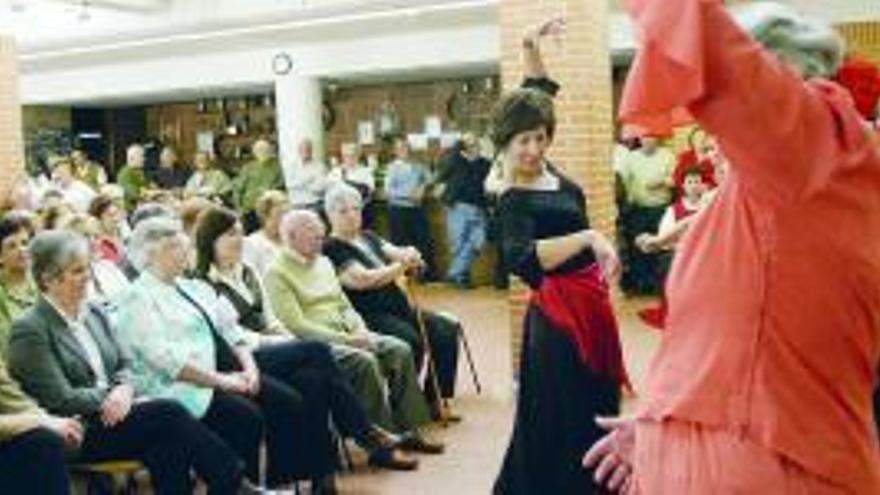 Actuación de un grupo de Benavente, ayer, en el centro social de La Luz.