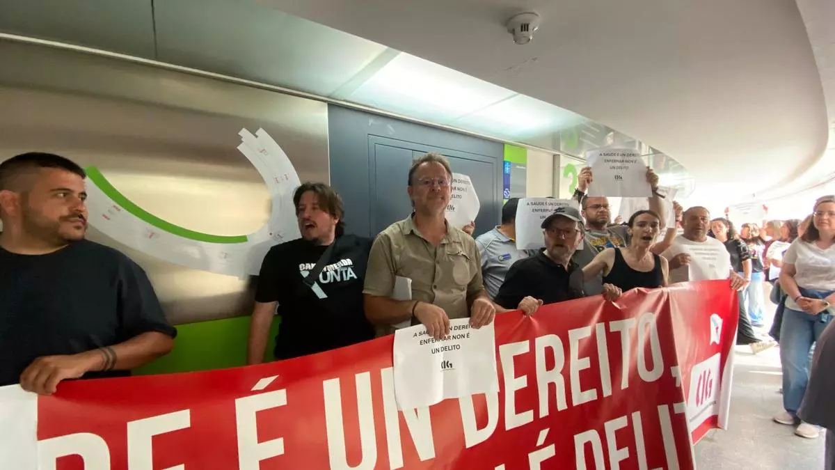 Miembros de la CIG ocupan sedes de la Xunta y del Sergas contra la modificación del plan de control de las bajas médicas