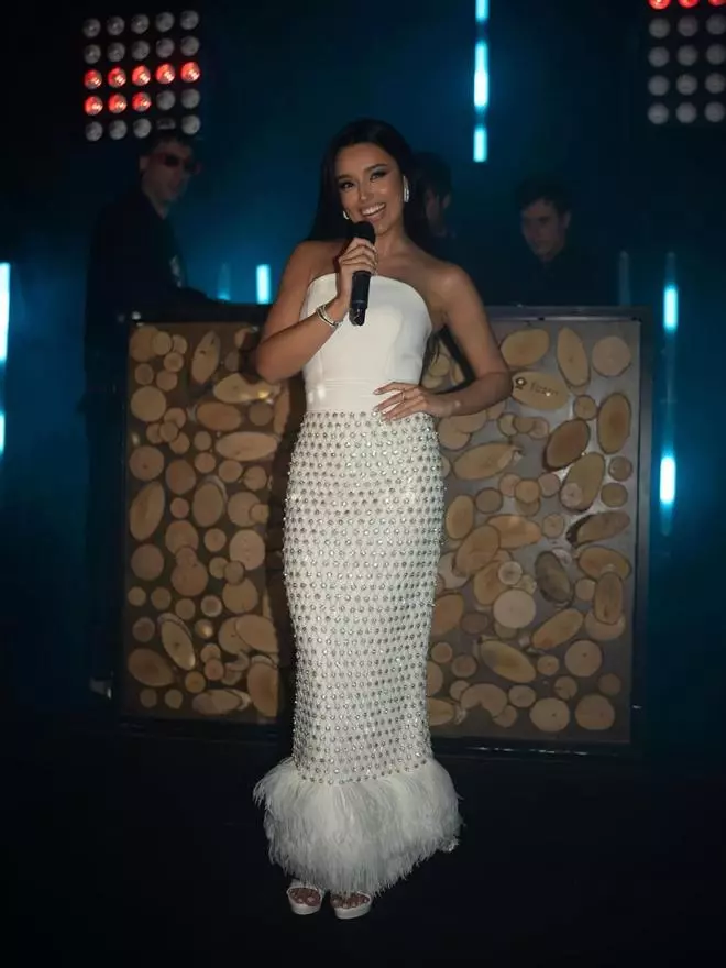 Detalle de plumas y pedrería hecha a mano: el sueño de vestido de Silvia Fernández con el que Marta Díaz ha celebrado su 25º cumpleaños