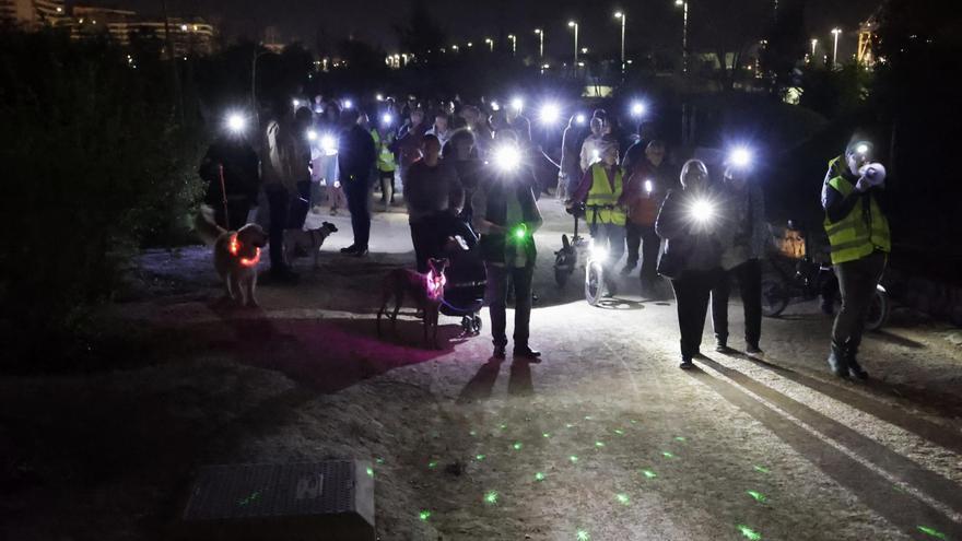 Marcha de las Luciérnagas: los vecinos exigen iluminación en el Parque del Mar de Alicante