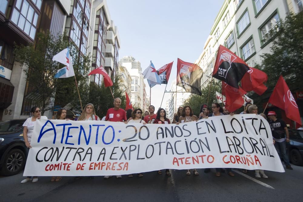 Unas 300 personas se manifiestan en apoyo a los trabajadores del centro coruñés, que realizarán una huelga de 24 horas el lunes