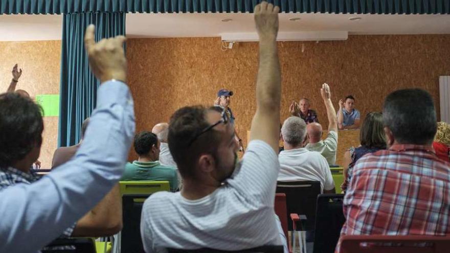 Un momento de la votación de la única candidatura presentada, que no obtuvo los 19 votos necesarios y requerirá una segunda vuelta.