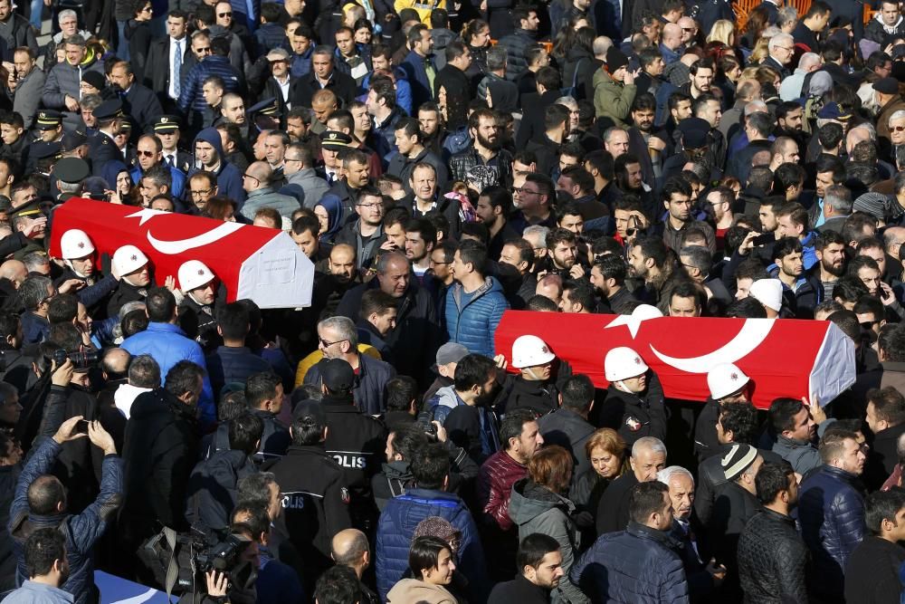 Funeral por las víctimas del atentado en Estambul