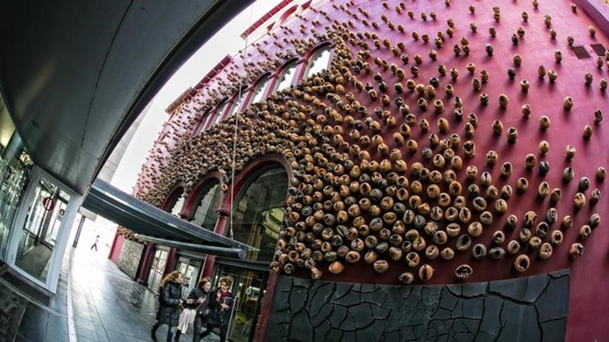 'El mural de les olles', la intervención de Frederic Amat en la facahada trasera del Mercat de les Flors.