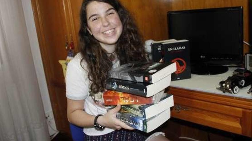 Sara Fernández, posa con varios libros. // S. Álvarez