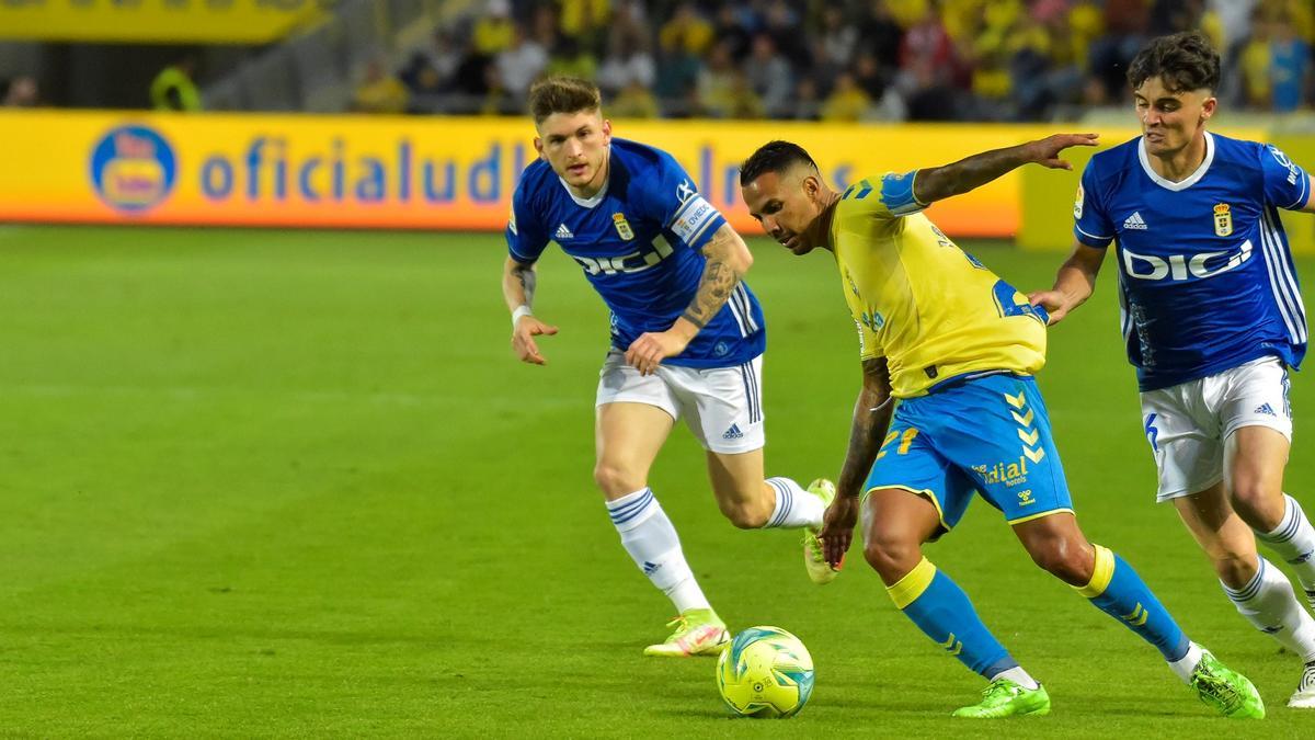 Viera, agarrado por Mier, el pasado sábado, en la disputa del UD-Oviedo en Siete Palmas.