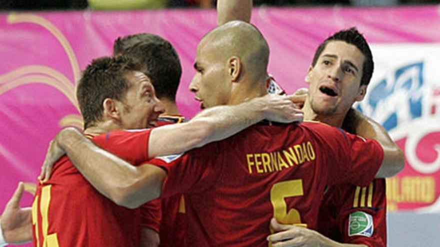 Los jugadores de España celebran la victoria ante Italia.