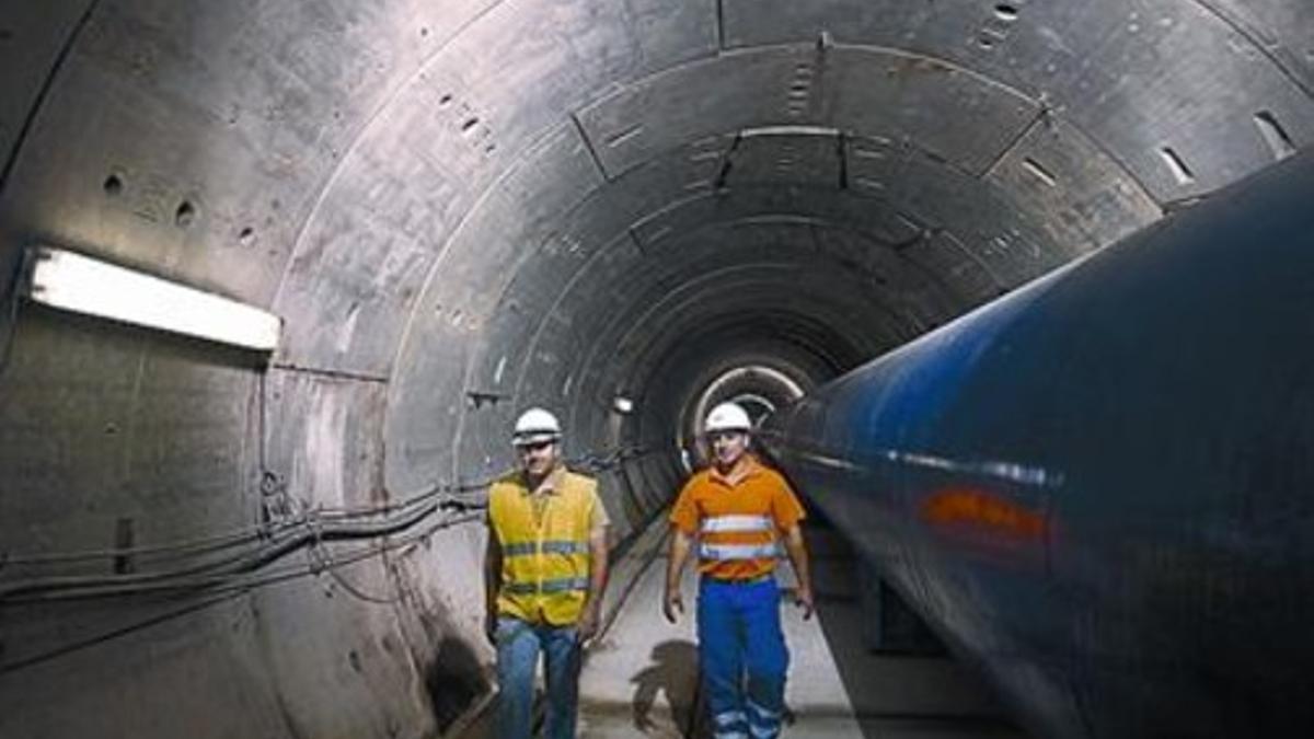 Túnel con las tuberías que comunicarán el agua del Ter y del Llobregat.